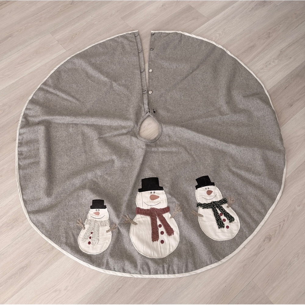 Gray wool Christmas Tree Skirt with 3 snowman ⛄️
